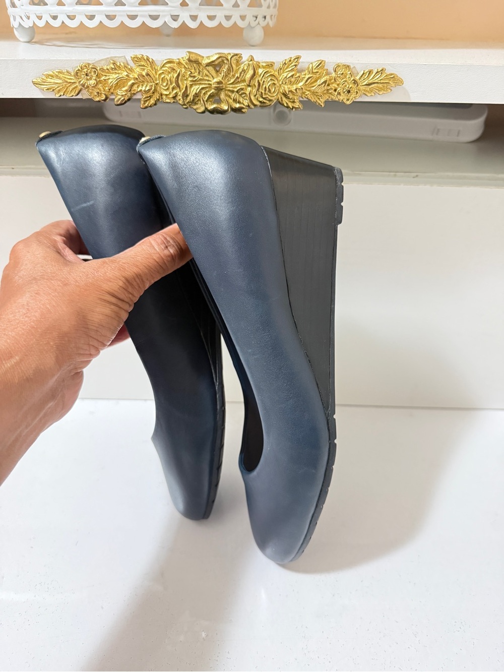 Leather pumps, Clarks Artisan Women's Navy Wedge Pumps new never worn - Picture 14 of 14